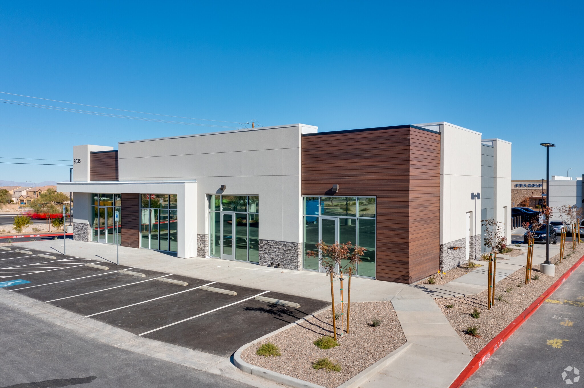 9035 Blue Diamond Rd, Las Vegas, NV à louer Photo principale– Image 1 sur 4
