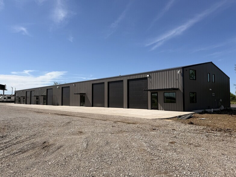 191 E Lone Oak Rd, Valley View, TX à louer - Photo de l’immeuble – Image 1 sur 6