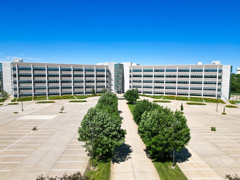 7001 Westown Pky, West Des Moines, IA à louer - Photo de l’immeuble – Image 3 sur 19
