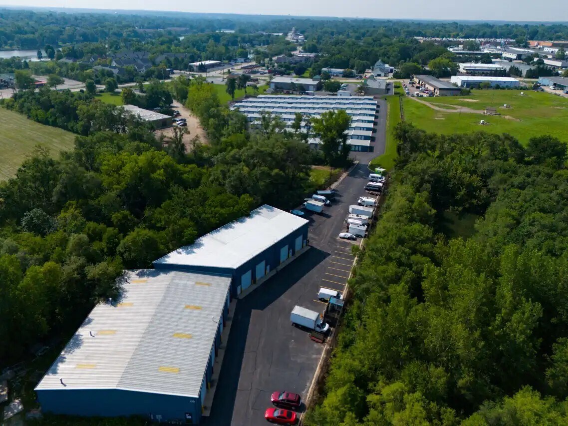 300 Sundown Rd, South Elgin, IL à louer Aérien– Image 1 sur 2