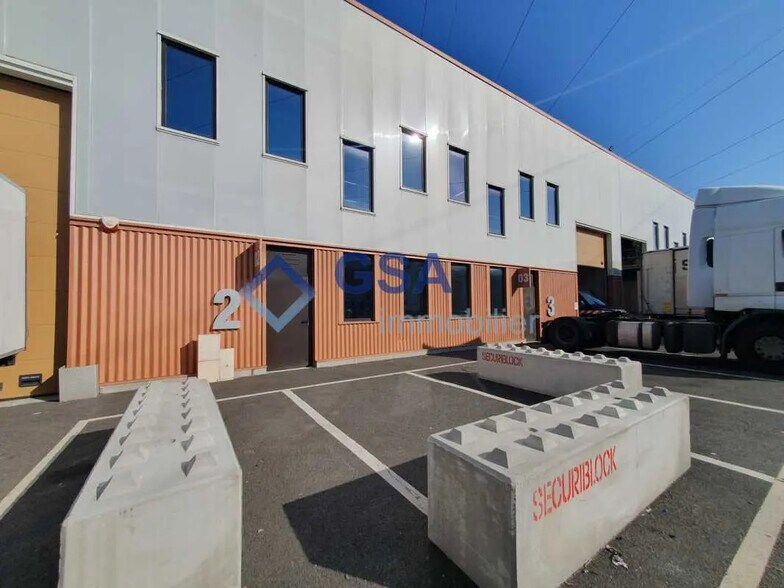 Local d’activités dans Le Coudray-Montceaux à louer - Photo de l’immeuble – Image 1 sur 9