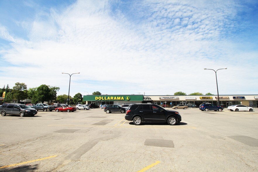 701 W Regent Ave, Winnipeg, MB à louer - Photo de l’immeuble – Image 3 sur 5