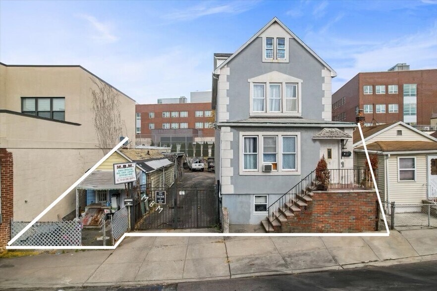 54-25/27 73rd Place, Maspeth, NY à vendre - Photo principale – Image 1 sur 4