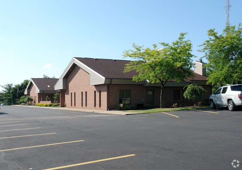 4790 Douglas Cir, Canton, OH à louer - Photo de l’immeuble – Image 2 sur 7
