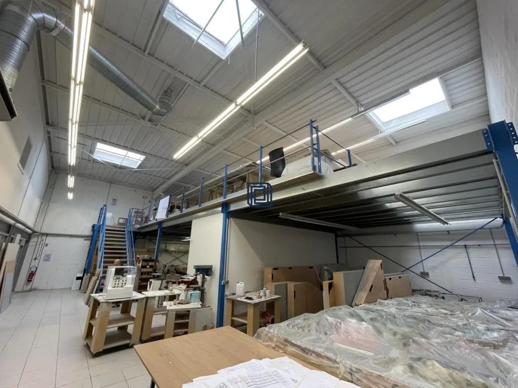 Industriel/Logistique dans Saint-Thibault-des-Vignes à vendre Photo de l’immeuble– Image 1 sur 9