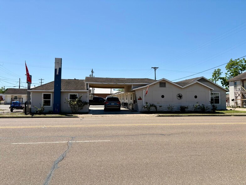 405 W Jackson St, El Campo, TX à vendre - Photo de l’immeuble – Image 2 sur 20