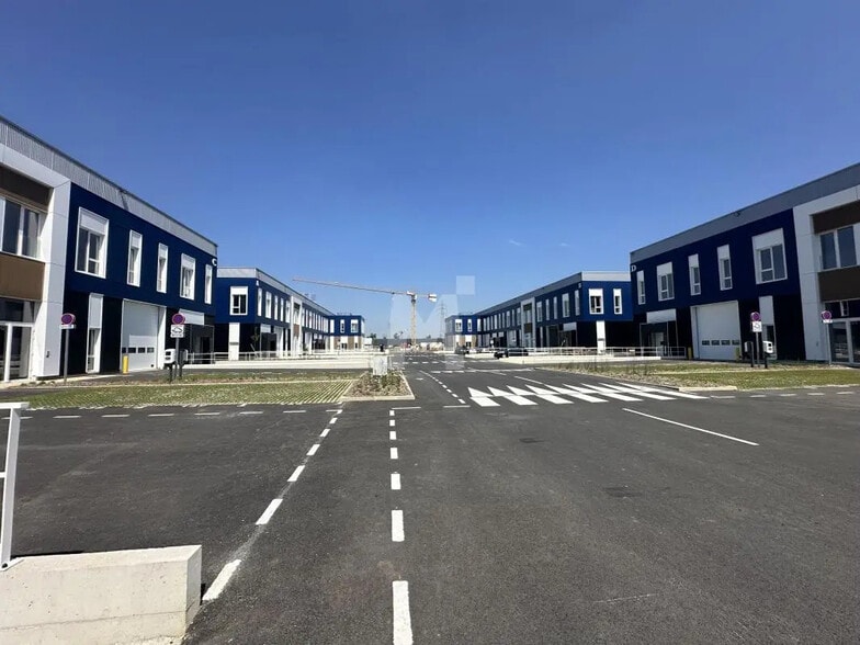 Bureau dans Moissy-Cramayel à louer - Photo de l’immeuble – Image 1 sur 17