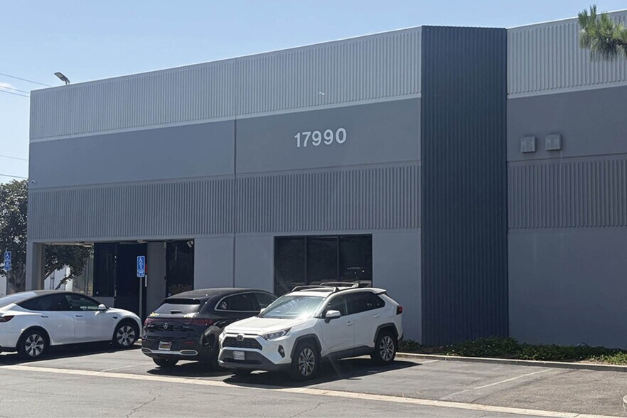 17990 E Ajax Cir, City of Industry, CA à louer - Photo de l’immeuble – Image 2 sur 4