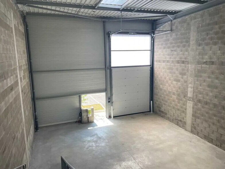 Local d'activités dans Saint-Genis-Laval à vendre - Photo de l’immeuble – Image 1 sur 24