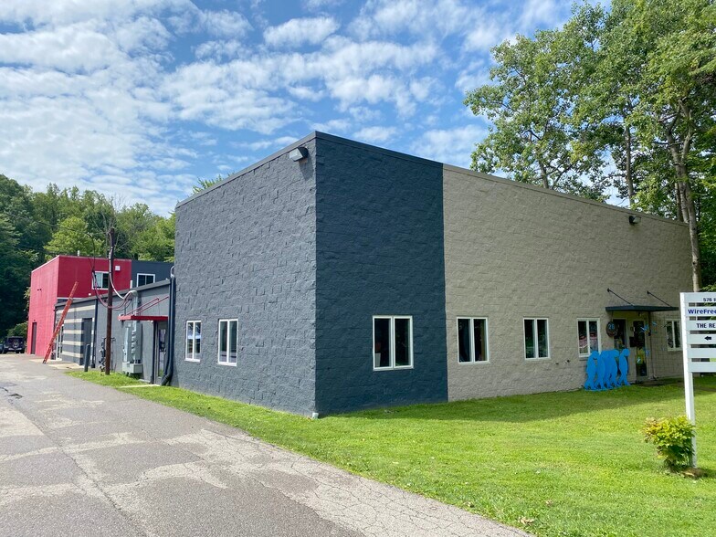 576 Industrial Pky, Chagrin Falls, OH à louer - Photo de l’immeuble – Image 1 sur 9
