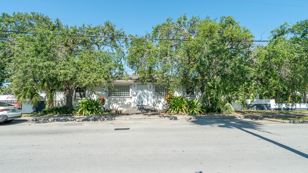 12540 NE 8th Ave, Miami, FL à louer - Photo de l’immeuble – Image 2 sur 17