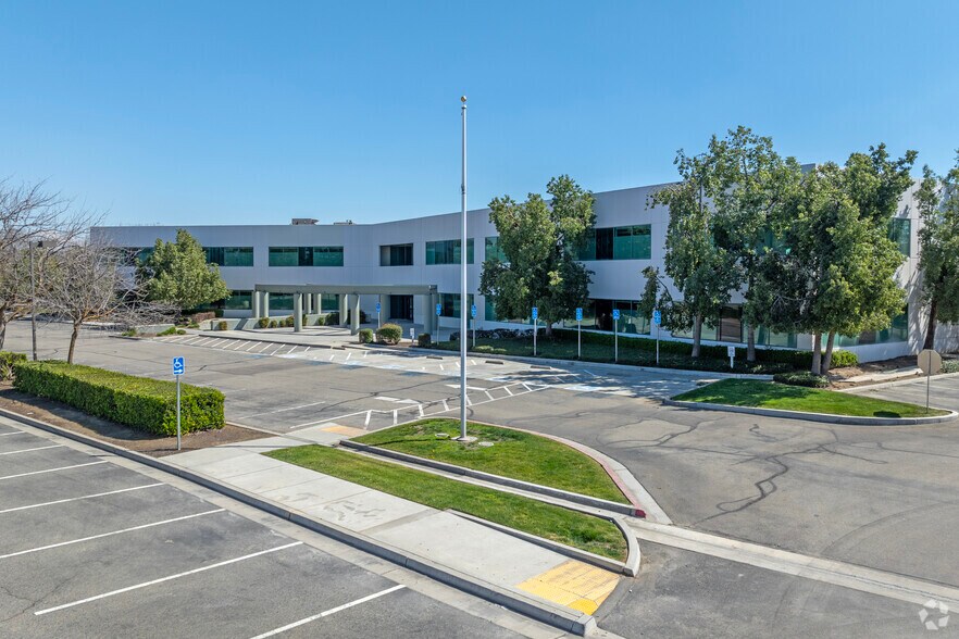 5104 N Blythe Ave, Fresno, CA à louer - Photo de l’immeuble – Image 2 sur 9