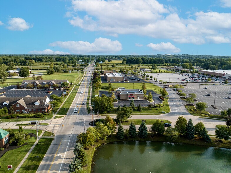 8000 Oak Point Rd, Amherst, OH à louer - Photo de l’immeuble – Image 1 sur 2