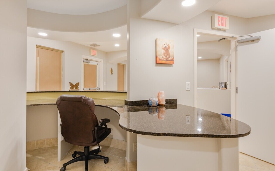 12734 Kenwood Ln, Fort Myers, FL à louer - Photo de l’immeuble – Image 3 sur 26
