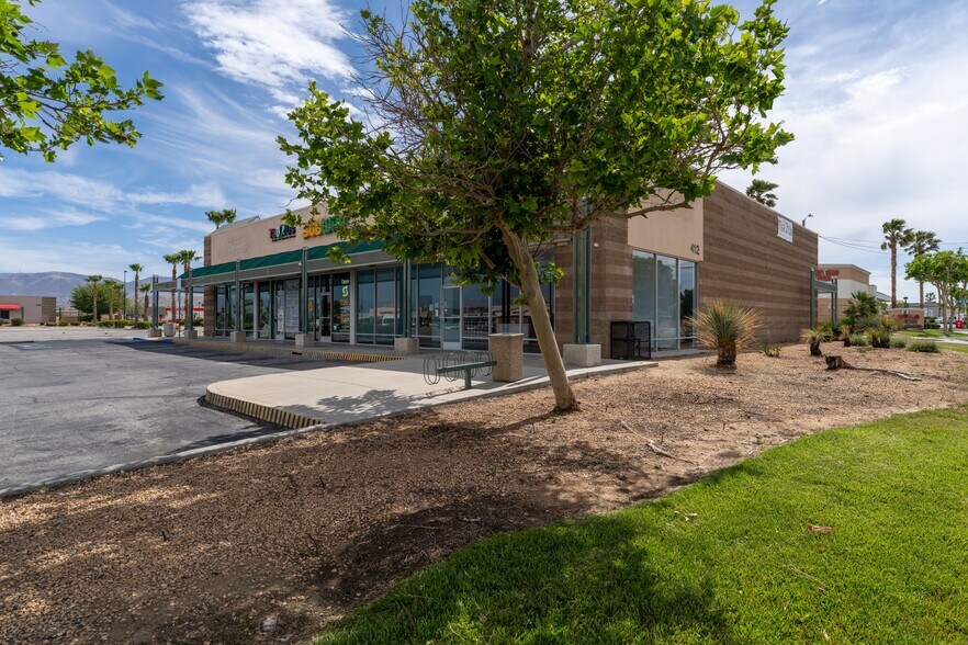 330 W Rancho Vista Blvd, Palmdale, CA à louer - Photo de l’immeuble – Image 2 sur 25