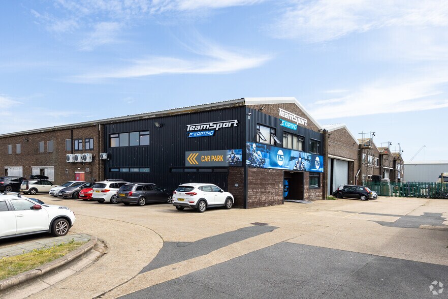 30 Chartwell Rd, Lancing à louer - Photo de l’immeuble – Image 2 sur 3