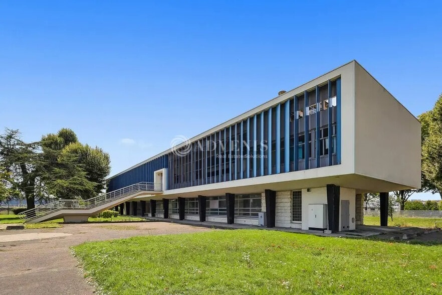 Local d’activités dans Alfortville à louer - Photo de l’immeuble – Image 1 sur 6