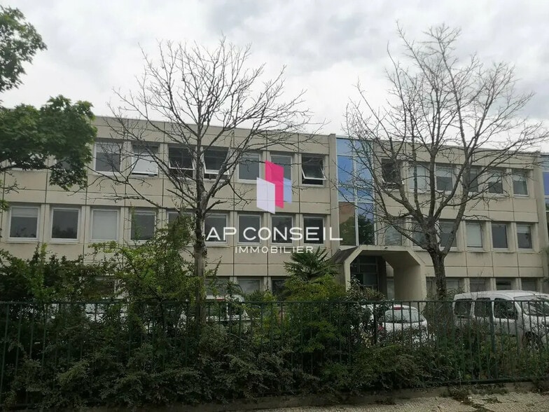 Local d'activités dans Montigny-le-Bretonneux à vendre - Photo de l’immeuble – Image 2 sur 6
