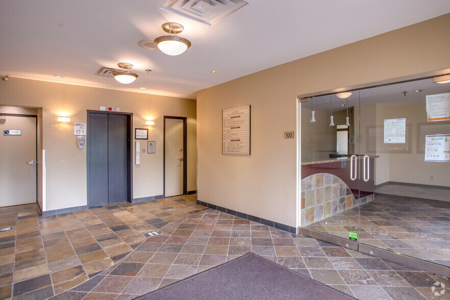 15261 Russel Ave, White Rock, BC à louer - Hall d’entrée – Image 2 sur 6