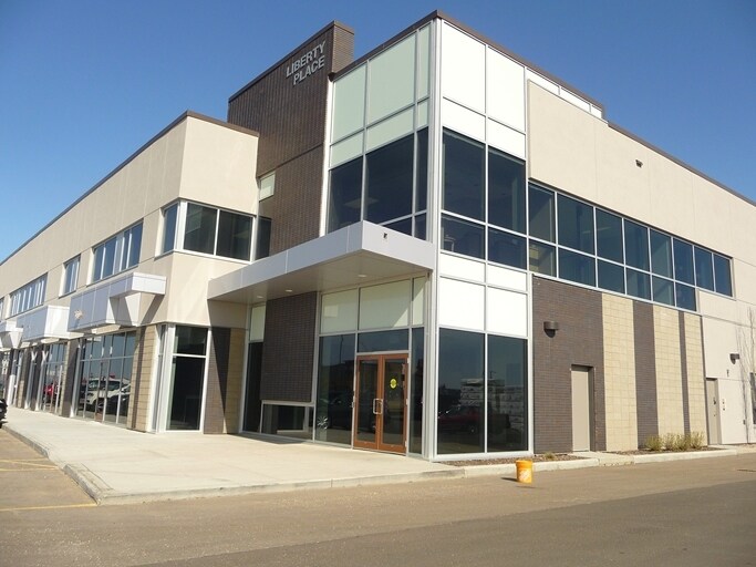 111 Broadway Blvd, Strathcona County, AB à louer - Photo de l’immeuble – Image 1 sur 12
