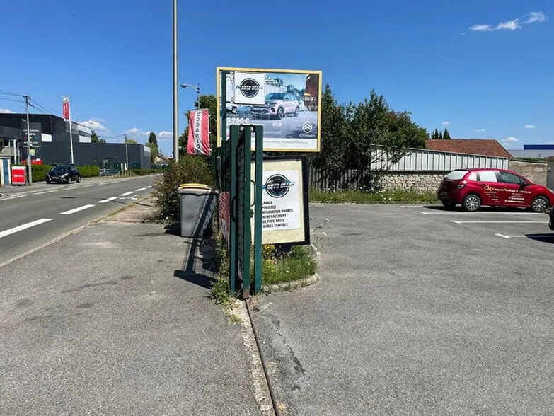 Local d’activités dans Pont-Sainte-Maxence à louer - Photo de l’immeuble – Image 2 sur 4
