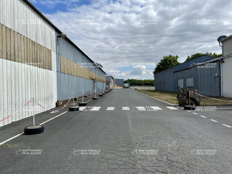 Local d'activités dans Vallet à vendre - Photo de l’immeuble – Image 2 sur 14
