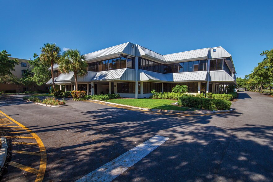 700 W Hillsboro Blvd, Deerfield Beach, FL à louer - Photo de l’immeuble – Image 3 sur 14
