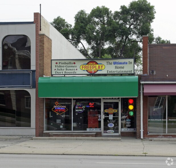 32060-32106 Woodward Avenue Royal Oak Mi portefeuille de 3 biens à vendre sur LoopNet.fr - Photo principale – Image 3 sur 8