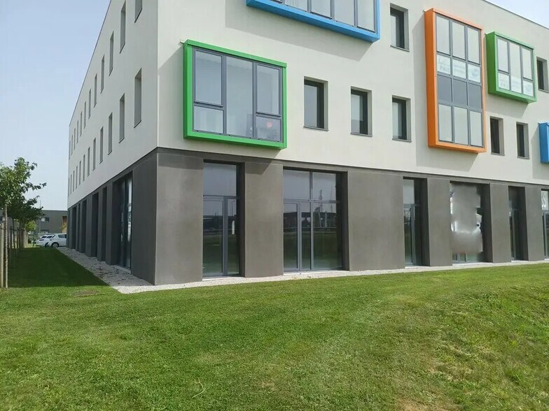 Bureau dans Ifs à louer - Photo de l’immeuble – Image 2 sur 8