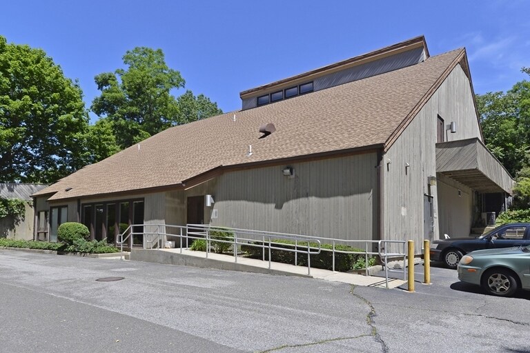 120 N Country Rd, Port Jefferson, NY à louer - Photo de l’immeuble – Image 3 sur 3