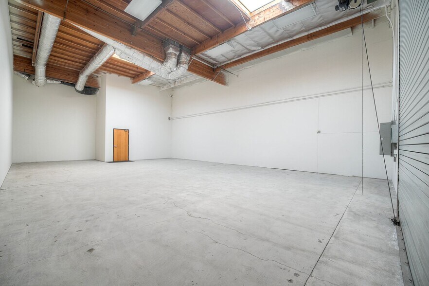 1195 Linda Vista Dr, San Marcos, CA à vendre - Photo de l’immeuble – Image 1 sur 8