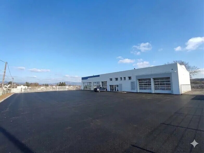 Local commercial dans Les Abrets en Dauphiné à vendre - Photo de l’immeuble – Image 1 sur 9