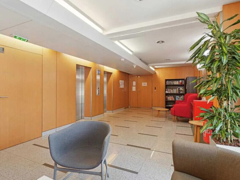 137-139 Rue De L'Universite, Paris à louer - Hall d’entrée – Image 2 sur 12