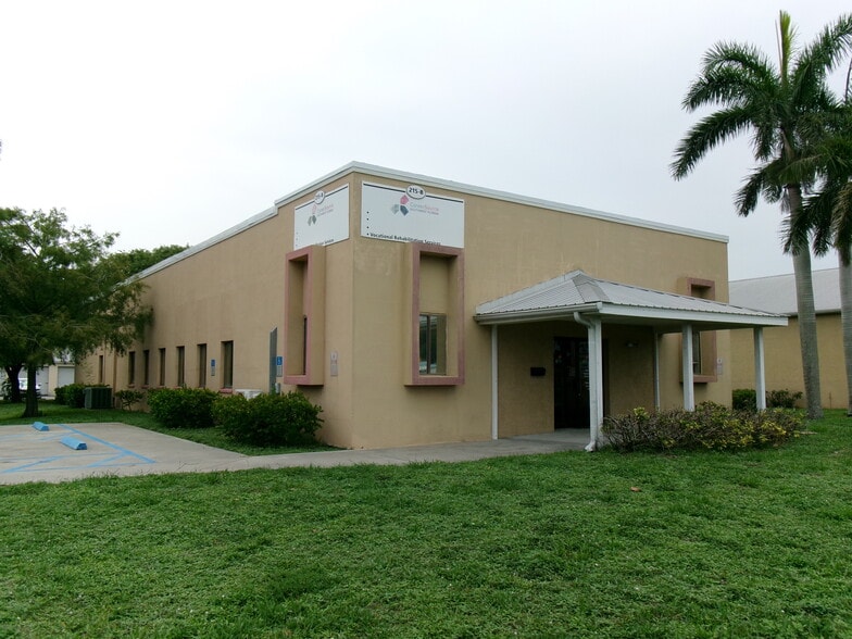 215 S Francisco St, Clewiston, FL à louer - Photo principale – Image 1 sur 18