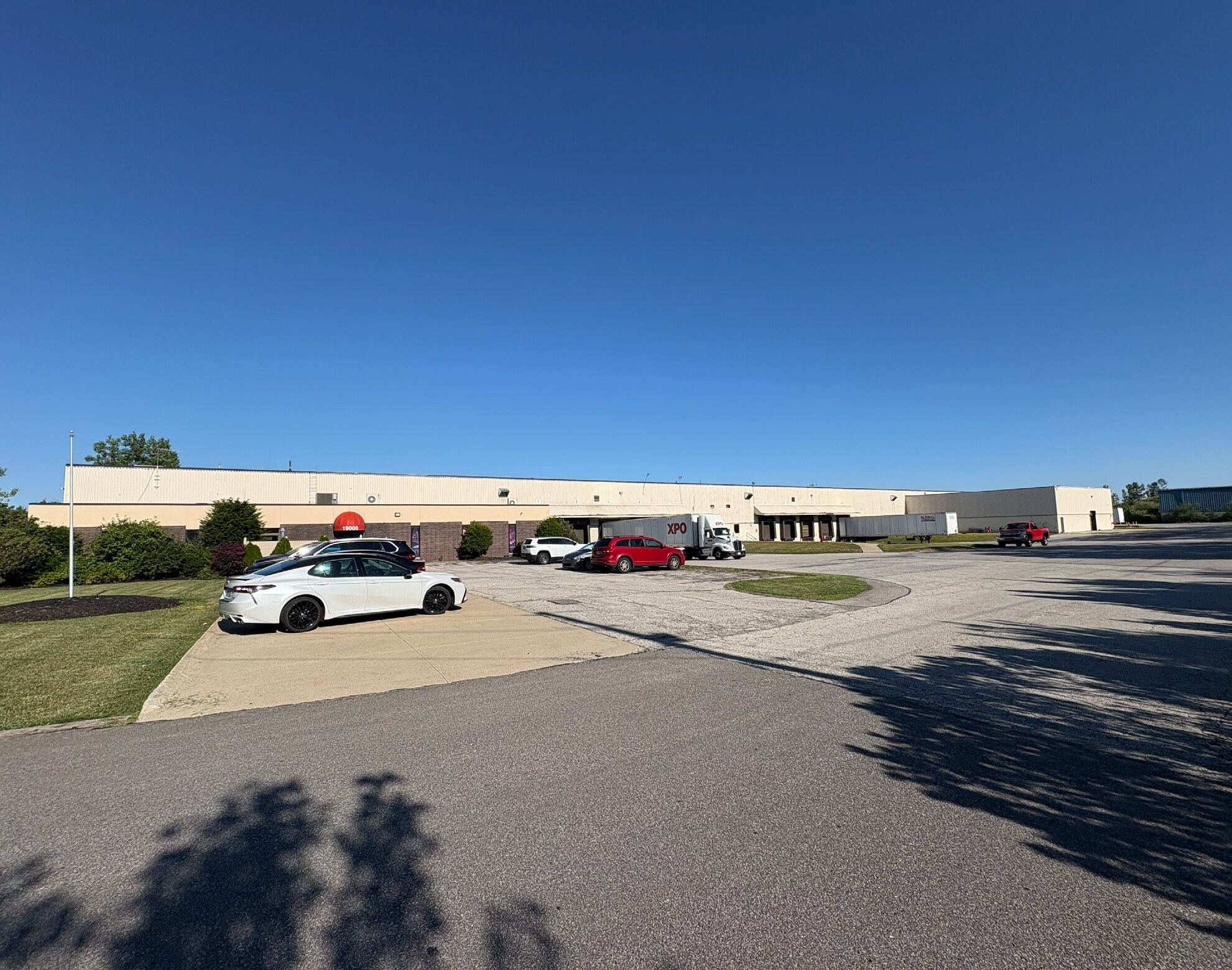 19000 Holland Rd, Brook Park, OH à vendre Photo de l’immeuble– Image 1 sur 8