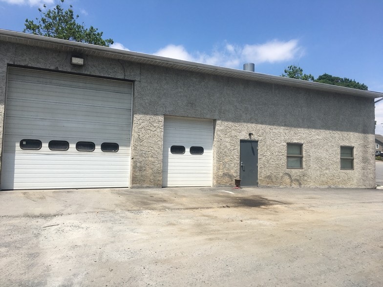 615 Front St, Whitehall, PA à louer - Photo de l’immeuble – Image 3 sur 20