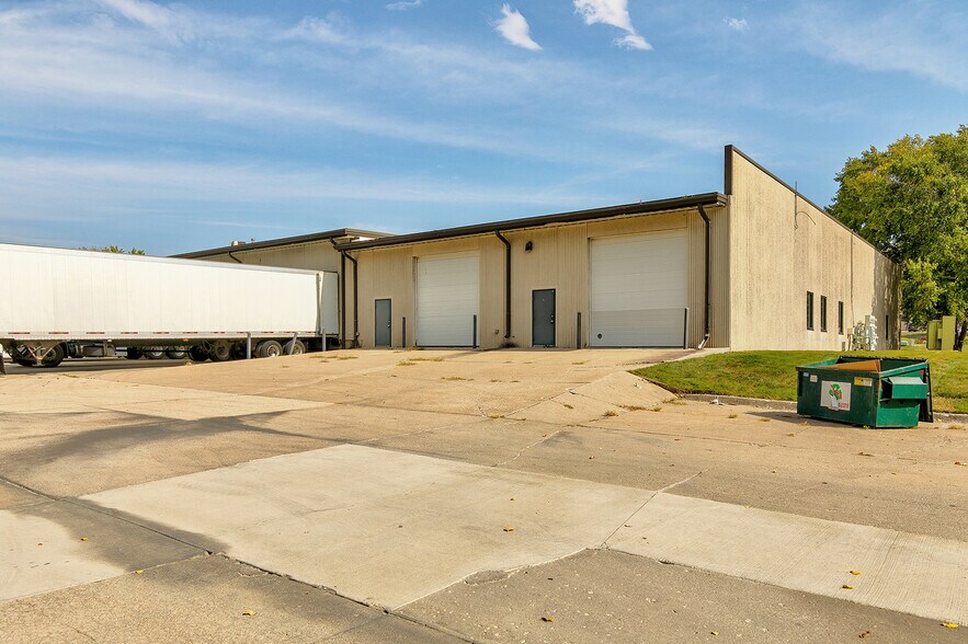 2990 Justin Dr, Urbandale, IA à louer - Photo de l’immeuble – Image 2 sur 3