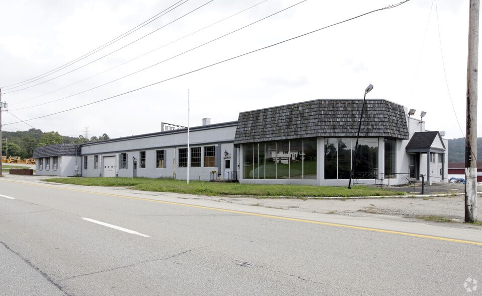 1044 University Dr, Connellsville, PA à vendre - Photo de l’immeuble – Image 2 sur 4