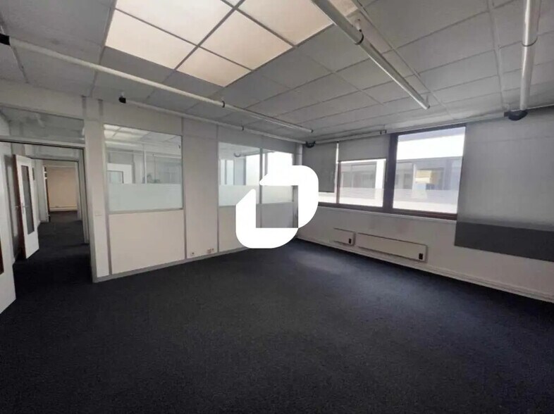 Bureau dans La Madeleine à louer - Photo de l’immeuble – Image 2 sur 15