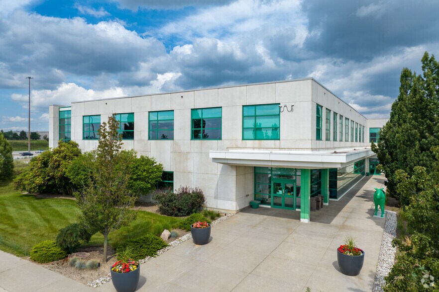 200 Aviva Park Dr, Vaughan, ON à louer - Photo de l’immeuble – Image 2 sur 5