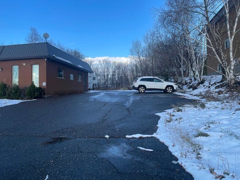 1476 Bancroft Dr, Sudbury, ON à vendre - Photo de l’immeuble – Image 2 sur 17