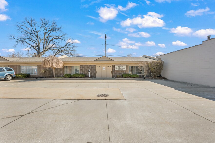 28018-28050 Harper Ave, Saint Clair Shores, MI à vendre - Photo principale – Image 1 sur 12