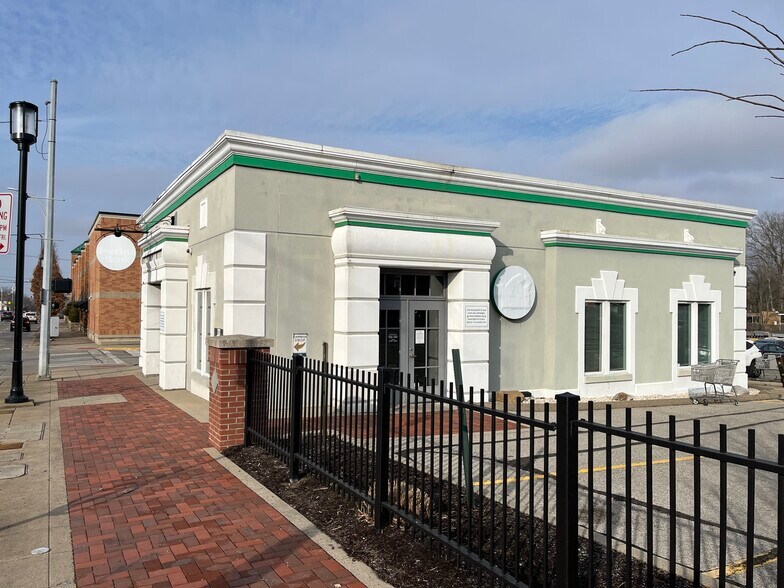 2110 Beechmont Ave, Cincinnati, OH à louer - Photo principale – Image 1 sur 1