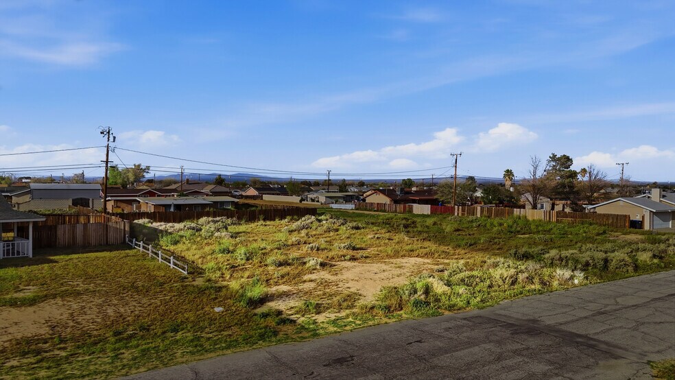 8113 Jacaranda Ave, California City, CA à vendre - Photo de l’immeuble – Image 2 sur 6