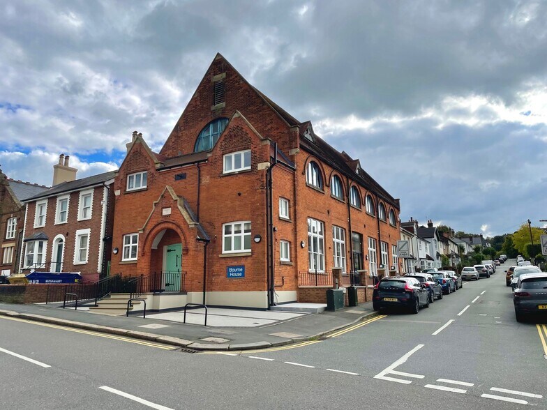 Lesbourne Rd, Reigate à louer - Photo de l’immeuble – Image 1 sur 5