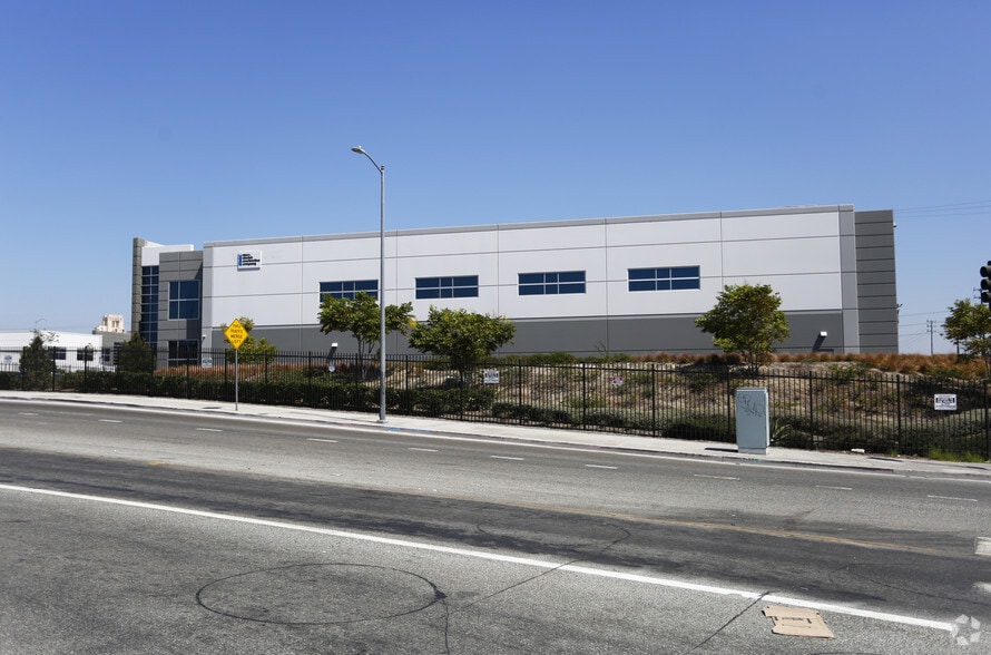 2466 E 16th St, Los Angeles, CA à louer - Photo de l’immeuble – Image 2 sur 7