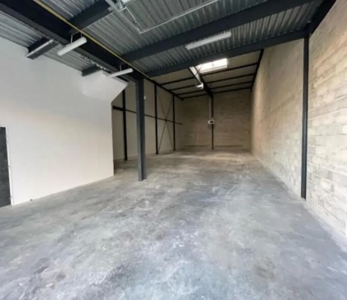 Local d’activités dans Aubergenville à louer - Photo intérieure – Image 3 sur 8