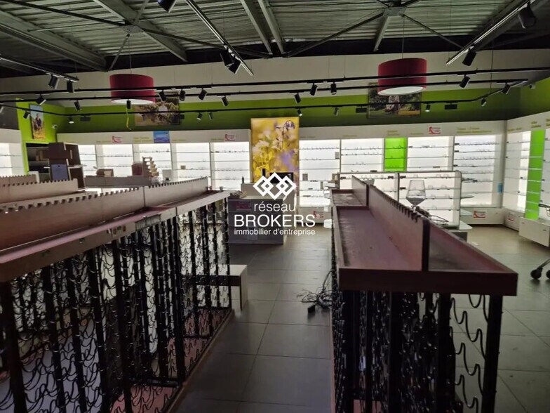 Local commercial dans Istres à louer - Photo de l’immeuble – Image 3 sur 3