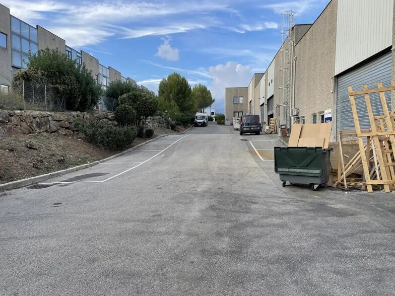 Local d’activités dans à louer - Photo de l’immeuble – Image 2 sur 11