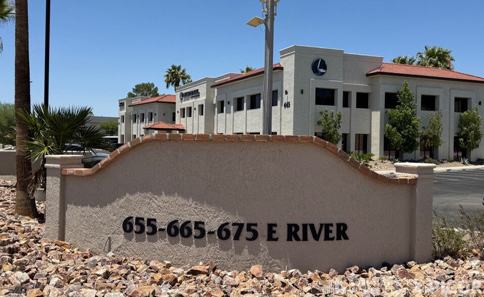 655 E River Rd, Tucson, AZ à louer - Photo de l’immeuble – Image 2 sur 3